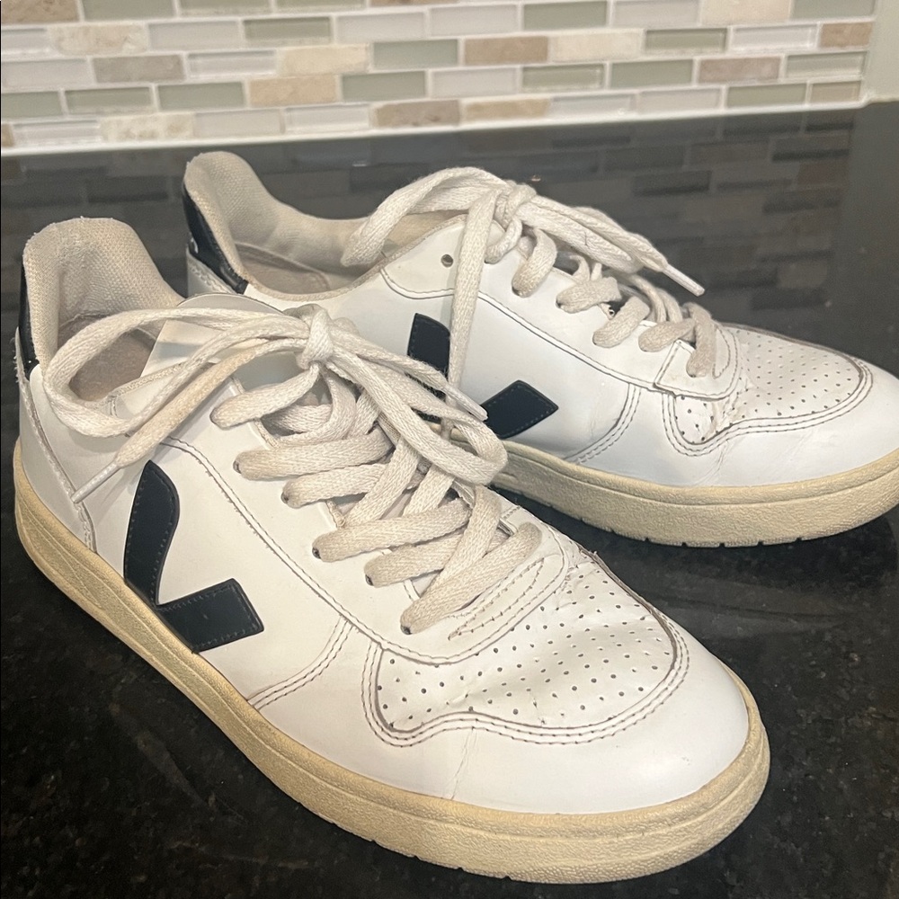 Veja -10 White and black Sneakers